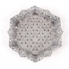 <p>Salva sextava em prata com bordas fenestrada e decorada com motivos florais e animais em relevo. Com fundo formado por uma composição de moedas do Império do Brasil, principalmente de 1.000 e 2.000 Réis em prata. 26 cm diâm. (No estado)</p>