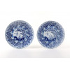 <p>Par de pratos japoneses Imari, final do séc XIX, branco e azul com pássaros no centro - 26 cm -</p>