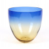 <p>ALFREDO BARBINI - Vaso em cristal de murano, na tonalidade azul e âmbar - Ass na base Barbini - Artista de vidro nascido em 1912 nas ilhas de Murano, Veneza, Itália, foi uma das principais figuras de Murano do século XX. Seus pais eram membros de famílias que haviam sido proeminentes na indústria de vidro em Murano por gerações. Barbini iniciou sua longa carreira em 1925 aos 13 anos, trabalhando na fábrica SAIAR Ferro Toso. Em 1929 juntou Cristalleria di Venezia e Murano como mestre de vidro. Ele deixou essa empresa em 1932 para o emprego com uma oficina de vidro em Milão, mas voltou para Murano para trabalhar primeiro na empresa recém-formada Zecchin & Martinuzzi foi sócio e mestre de vidro na Societa Anonima Vetri Artistici Murano, conhecida como SAVAMDepois da Segunda Guerra Mundial, Alfredo Barbini (reorganizada em 1983 como Alfredo Barbini Srl). Sua empresa exibiu seu trabalho na Bienal de Veneza de 1950 a 1961. Ele morreu em 20,5 cm de alt e 20,5 de diâm.</p>
