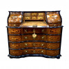 <p>Cômoda papeleira, marchetada, em rádica de nogueira, frisos ebanizados, puxadores de bronze - 5 gavetas - Áustria, sec. XIX - 135 x 66 x 118 cm.</p>