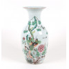<p>Vaso em porcelana chinesa do séc. XIX com plantas, pássaro e flores. (Acompanha certificado de autenticidade) - 43 cm alt. 20 cm diâm.</p>