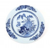 <p>Medalhão em porcelana chinesa branco e azul, séc XVIII, com salgueiro e flores ao centro - 38,5 cm diâmetro</p>