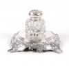 <p>Tinteiro de prata Art Nouveau, com cuba de cristal facetado - prateiro Reis Joalheiros do Porto - 12 cm alt, 18 x 18 cm.</p>