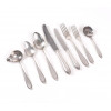 <p>Remanescente faqueiro em prata de lei contendo 38 peças, sendo 5 garfos de mesa, 6 garfos de sobremesa, 5 colheres para sopa, 5 colheres para sobremesa, 4 facas de mesa, 11 facas para sobremesa e 2 peças para servir.</p>