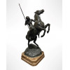 <p>ERICH SCHMIDT-KESTNER(1877-1941). Belíssima escultura de bronze patinado representando, uma Amazona cavalgando sobre base de mármore. Erich Schmidt‑Kestner (nascido em 15 de janeiro de 1877, em Berlim – falecido em 24 de outubro de 1941, em Nordhausen/Kassel) foi um destacado escultor alemão, especializado em obras de grande porte, principalmente em bronze e escultura arquitetônica. Estudou nas renomadas academias de arte de Berlim e Düsseldorf. Em 1905, recebeu o Prêmio Roma, que lhe permitiu viver e estudar na Itália entre 1905 e 1906. Foi ativo em Berlim até 1926. Cerca de 80 % de seu trabalho envolvia esculturas destinadas a edifícios e espaços públicos, tanto em Berlim quanto em outras cidades. Entre suas obras mais conhecidas estão: Estátua de Hermes no Rathaus de Charlottenburg, Berlim; Fonte dos Patos no Stadtpark de Schöneberg; Grupo do Mercúrio em Hanover; Conjunto de reliefs no Hauptbahnhof de Königsberg; Esculturas no zoo de Königsberg, como os greyhounds. Em 1926–27, assumiu a liderança da classe de escultura na Escola de Artes e Ofícios de Königsberg. Ele também foi vice‑diretor honorário do zoológico local. Em 1935, transferiu‑se para Kassel, onde lecionou na instituição que hoje se conhece como Kunstgewerbeschule. Conhecido pelo realismo clássico: retratos com expressões naturais e esculturas às vezes inspiradas na natureza e em animais. Erich Schmidt‑Kestner foi um escultor que deixou marca significativa na paisagem artística e urbana da Alemanha entre o final do século XIX e início do XX, destacando‑se por sua habilidade em fundir realismo, arte pública e educação artística. 59 cm alt, 36 x 22 cm.</p>