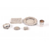 <p>Conjunto com peças diversas em prata, um porta pílula com trabalho floral, um dosador, uma mini salva, um porta pílula, um porta guardanapo, e uma caixa porta pó. maior - 10 cm diâm.</p>