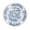 <p>Prato em porcelana chinesa do começo do século XVIII - decorado em branco e azul com peônias e bambu - 28 cm diâm.</p>