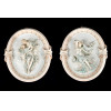 <p>Par de medalhões de biscuit policromado reserva central com figuras femininas estilo e época Art Noveaux. França Sec XIX - 41 x 37 cm.</p>