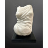 <p>Henri Radonsk - Escultura executada em mármore, representando torso feminino. Henri Radonsky (H. Radonsky) – Escultor Henri Radonsky foi um escultor ativo no início do século XX, associado sobretudo ao período da Art Nouveau tardia e do Art Déco. Pouco se sabe sobre sua vida pessoal, mas sua produção artística o coloca entre os escultores decorativos europeus desse período. Radonsky se especializou na criação de figuras femininas elegantes, muitas vezes representando bailarinas, jovens em movimento, figuras clássicas e até retratos de inspiração mitológica. Suas obras se destacam pela leveza das poses, pelo detalhamento do vestuário e pelo acabamento refinado, geralmente em bronze patinado ou spelter (liga metálica mais acessível), muitas vezes montadas em bases de mármore ou ônix. Ele se insere em uma tradição de escultores que produziram peças decorativas para atender à crescente burguesia europeia da época, que valorizava a arte como elemento de distinção nos lares. Nesse sentido, suas esculturas foram tanto peças originais de ateliê quanto produções para manufaturas decorativas, o que explica a ampla circulação de obras assinadas “H. Radonsky” até hoje. Apesar de não alcançar a fama de grandes mestres do mesmo período, como Demétre Chiparus ou Cléo de Mérode, Radonsky é lembrado por contribuir com esculturas de caráter decorativo, de forte apelo estético e grande delicadeza nas formas. 43 cm alt. 27 x 17 cm.</p>