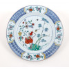<p>Medalhão em porcelana chinesa, Família Verde, século XVIII - decorado com bambu e flores - (Com etiqueta de conhecida coleção paulista). 35,5 cm.</p>