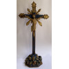 <p>28- Crucifixo de madeira entalhada. 37 x 16 x 73 cm de altura. Minas, séc. XVII/XVIII</p>
