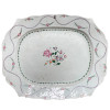 <p>Grande travessa em porcelana Cia das &Iacute;ndias, decora&ccedil;&atilde;o Fam&iacute;lia Rosa. China, Qing,&nbsp;Qianlong&nbsp;(1735 &ndash; 1795), s&eacute;culo XVIII. 32 x 40 cm.</p>