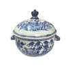 <p>Sopeira em porcelana azul e branca, Cia das &Iacute;ndias. Decorada com pe&ocirc;nias e chor&otilde;es e pegas em formato de Javali. Pega da tampa em formato de coroa. China, Qing, Qianlong (1736 - 1795) s&eacute;culo XVIII. 25 x 35 x 25 cm.</p>