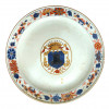 <p>Rar&iacute;ssimo&nbsp;prato em porcelana Cia das &Iacute;ndias, decora&ccedil;&atilde;o Chinese Imari com bras&atilde;o ao centro. China, Qing, Kangxi (1661 - 1722). 24 cm.</p>