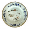 <p>Prato em porcelana Cia das &Iacute;ndias, decora&ccedil;&atilde;o azul, ouro e grisaille. China, Qing,&nbsp;Qianlong&nbsp;(1736 - 1795) s&eacute;culo XVIII. 23 cm. Apresenta restauro na borda.</p>