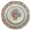 <p>Prato em porcelana Cia das &Iacute;ndias, decora&ccedil;&atilde;o Fam&iacute;lia Rosa. China, Qing,&nbsp;Qianlong&nbsp;(1736 -1795) s&eacute;culo XVIII. Apresenta bicados de cabelo e fio de cabelo. 23 cm.</p>