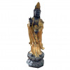 <p class=MsoNormal>Guanyin, Deusa da Compaix&atilde;o e da Miseric&oacute;rdia na China e a mais popular divindade budista de todo o Sudoeste Asi&aacute;tico, e a vers&atilde;o feminina do Avalokiteshvara indiano. &Eacute; um bodhisattva, ou seja, um ser iluminado que j&aacute; poderia atingir o Nirvana - a liberta&ccedil;&atilde;o total do sofrimento e o Samsara - os sucessivos renascimentos at&eacute; a purifica&ccedil;&atilde;o final, mas preferiu continuar ajudando os seres humanos. Seu nome chin&ecirc;s, com efeito, pode ser traduzido como aquela que ouve os gritos e clamores da Humanidade. &Eacute; representada emergindo de uma flor de l&oacute;tus, uma das Oito Coisas Preciosas do Budismo e s&iacute;mbolo da Pureza, pois brota da lama e n&atilde;o se contamina. Exibe coroa, &agrave;s vezes com a figura de Amitabha, Buda da ilumina&ccedil;&atilde;o interior, e seus dedos assumem diferentes posi&ccedil;&otilde;es simb&oacute;licas (mudras), o polegar representando o fogo, o indicador o ar, o m&eacute;dio o espa&ccedil;o, o anelar a terra e o mindinho a &aacute;gua. Ora segura um vaso contendo n&eacute;ctar aben&ccedil;oado, s&iacute;mbolo da Sabedoria e uma das Oito Coisas Preciosas do Budismo, um ramo de salgueiro, para aspergir a &aacute;gua da vida, ora um peixe - mais uma das Oito Coisas Preciosas Budistas, ora tem ao colo uma crian&ccedil;a, o que causou admira&ccedil;&atilde;o aos primeiros mission&aacute;rios crist&atilde;os chegados &agrave; China, que pensaram nela ver a Virgem com o Menino Jesus. China, cerca de 1900. 130 cm.</p>