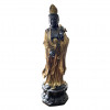 <p>Guanyin, Deusa da Compaixão e da Misericórdia na China e a mais popular divindade budista de todo o Sudoeste Asiático, e a versão feminina do Avalokiteshvara indiano. E um bodhisattva, ou seja, um ser iluminado que já poderia atingir o Nirvana - a libertação total do sofrimento e o Samsara - os sucessivos renascimentos até a purificação final mas preferiu continuar ajudando os seres humanos. Seu nome chines, com efeito, pode ser traduzido como aquela que ouve os gritos e clamores da Humanidade. E representada emergindo de uma flor de lotus, uma das Oito Coisas Preciosas do Budismo e símbolo da Pureza, pois brota da lama e não se contamina. Exibe coroa, as vezes com a figura de Amitabha, Buda da iluminação interior, e seus dedos assumem diferentes posições simbólicas (mudras), o polegar representando o fogo, o indicador o ar, o médio o espaço, o anelar a terra e o mindinho a água. Ora segura um vaso contendo néctar abençoado, símbolo da Sabedoria e uma das Oito Coisas Preciosas do Budismo, um ramo de salgueiro, para aspergir a água da vida, ora um peixe - mais uma das Oito Coisas Preciosas Budistas, ora tem ao colo uma criança, o que causou admiração aos primeiros missionareis cristãos chegados a China, que pensaram nela ver a Virgem com o Menino Jesus. China, cerca de 1900. 126 cm.</p>