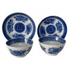 <p>Dois bowls em porcelana azul e branca com presentoir. Decora&ccedil;&atilde;o comumente&nbsp;chamada&nbsp;Fitzhugh. China, Qing, cerca de 1800. Um bowl com restauro. Bowl 10 cm e Presentoir 15 cm.</p>