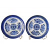 <p>Par de pratos de sobremesa em porcelana azul e branca. Decora&ccedil;&atilde;o comumente&nbsp;chamada&nbsp;Fitzhugh. China, Qing, cerca de 1800. Apresenta fios de cabelo. 20 cm.</p>