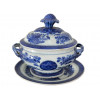 <p>Pequena terrina em porcelana azul e branca com presentoir. Decora&ccedil;&atilde;o comumente&nbsp;chamada&nbsp;Fitzhugh. China, Qing, cerca de 1800. Pequena terrina 18 x 20 x 13 cm e Presentoir 15,5 x 20,5 cm.</p>