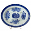 <p>Travessa em porcelana azul e branca. Decora&ccedil;&atilde;o comumente&nbsp;chamada&nbsp;Fitzhugh. China, Qing, cerca de 1800. 27 x 33 cm.</p>