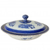 <p>Legumeira em porcelana azul e branca. Decora&ccedil;&atilde;o comumente&nbsp;chamada&nbsp;Fitzhugh. China, Qing, cerca de 1800. 13 x 29 x 24 cm.</p>