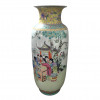 <p>Potiche em porcelana, decorado com figuras orientais femininas. 60 cm. China,&nbsp;princ&iacute;pio&nbsp;do s&eacute;culo XX. Apresenta restauro.</p>