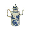 <p>Bule porta vinho em porcelana azul e branca. China, Qing, Kangxi (1662 – 1722), cerca de 1700. Apresenta selo no verso de antiga coleção europeia. Apresenta restauro na alça. 22 cm.</p>