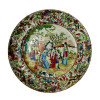 <p>Prato em porcelana de exportação, decoração com cenas mandarinescas. China, Qing, Daoguang (1821 – 1850) meados do século XIX. 25 cm.</p>