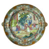 <p>Rechaud em porcelana de exportação, decoração com cenas mandarinescas. China, Qing, Daoguang (1821 – 1850) meados do século XIX. Apresenta restauro na borda. 25 cm.</p>