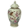 <p>Pequeno potiche em porcelana Cia das Índias, decoração Família Rosa. China, Qing, Qianlong (1736 – 1795) século XVIII. 14 cm. Apresenta restauro na tampa.</p>