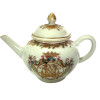<p>Pequeno e raro Bule em Cia das Índias. Decoração policromada com brasão ao centro e monograma, Família Rosa. China, Qing, Qianlong (1736- 1795) século XVIII. Em perfeito estado. 8 x 11 cm.</p>