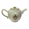 <p>Bule em porcelana Cia das Índias, decoração Família Rosa, com monograma ao centro. China, Qing Qianlong (1736 – 1795) século XVIII. Apresenta restauro na alça, na tampa e no bico. 14 x 25 x 13 cm.</p>