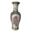 <p>Grande vaso em porcelana, decoração mandarim. China, Qing, Daoguang (1821-1850). Apresenta restauro. 63 cm.</p>
