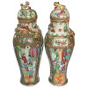<p>Par de potiches com tampa em porcelana Mandarim com cenas mandarinescas. Apresenta fio de cabelo em um dos potiches. China, Qing, Daoguang (1821 – 1850) meados do século XIX. 30 cm.</p>