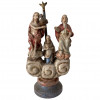 <p>Conjunto escult&oacute;rico em madeira representando&nbsp;Sant&iacute;ssima Trindade. Portugal, s&eacute;culo XIX. 19 cm.</p>