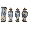 <p>Garniture composta por três potiches e um vaso, em porcelana craquelada azul e branca. China, Qing, século XIX. Uma das tampas apresenta restauro. 30 cm.</p>