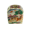 <p>Pequeno recipiente em porcelana policromada, Cia das &Iacute;ndias, decora&ccedil;&atilde;o Fam&iacute;lia Rosa e s&iacute;mbolos&nbsp;tao&iacute;stas&nbsp;e animais. China, Qing (1736 &ndash; 1795) s&eacute;culo XVIII. Falta a tampa e gargalo. 10 cm.</p>