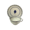<p>Xícara com pires em porcelana Cia das índias, Dinastia Qing, Jiaqing (1796 -1820) cerca de 1800. Apresenta restauro. Xícara 5 x 9 cm e Pires 14 cm.</p>