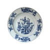 <p>Prato em porcelana azul e branca. China, Dinastia Qing, Imperador Qianlong (1736- 1795) século XVIII. Apresenta fio de cabelo. 23 cm.</p>