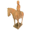 <p>Escultura em terracota representando cavalo com figura oriental. Possivelmente Dinastia Tang. Peça de estudos arqueológicos. 40 x 35 cm.</p>