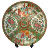 <p>Conjunto de quatro pratos de sobremesa em porcelana policromada, decoração Mandarim Rose medalhão. China, Qing, Daoguang (1821 – 1850) meados do século XIX. 22 cm.</p>