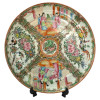 <p>Conjunto de oito pratos rasos em porcelana policromada, decoração Mandarim Rose medalhão. China, Qing, Daoguang (1821 – 1850) meados do século XIX. Apresenta mínimas bicadas do tempo. 24 cm.</p>
