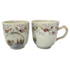 <p>Par de xícaras em porcelana Cia das índias, decoração Família Rosa. Apresenta Cena Europeia ao centro. China, Qing, Qianlong (1736 – 1795) século XVIII. 7 cm.</p>