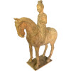 <p>Escultura em terracota representando cavalo com figura oriental. Possivelmente Dinastia Tang. Peça de estudos arqueológicos. Apresenta selo das Christie’s. 37 x 30 cm.</p>