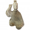 <p>Escultura em cerâmica representando músico. Peça arqueológica. Possivelmente Dinastia Han. 33 cm.</p>