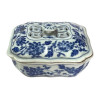 <p>Caixa porta grilo em porcelana azul e branca. China, princípio do século XX. 6 x 11 x 10 cm.</p>