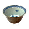 <p>Pequeno bowl em porcelana de exportação, na parte externa na cor conhecida como chocolate e na parte interna em formato de pequenos gomos na decoração azul e branca. 4 x 7 cm. China, Qianlong, final do século XVIII.</p>