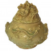 <p>Pote em cerâmica com sua tampa na cor celadon, com trabalhos em relevo representando dragões. China, Qing. Apresenta selo da Christie’s. 20 cm.</p>